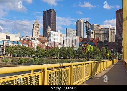 Parziale skyline del centro di Pittsburgh, Pennsylvania visto dal ponte Andy Warhol sul fiume Allegheny Foto Stock