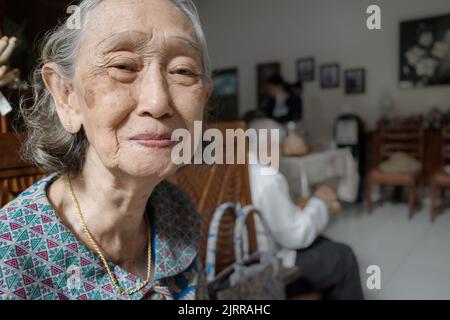 Ritratto di felice e sana sudest asiatico anziana donna nel suo 80s Foto Stock