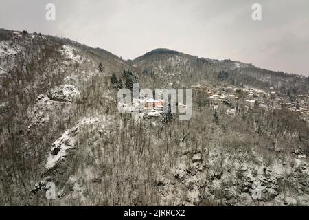 Cabine e case in montagna tradizionali remote nelle Highlands invernali Foto Stock