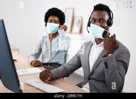 Addetti al servizio clienti con protezione da covid, maschera e buona igiene. Online, call center o HOTLINE IT supportano i dipendenti con cuffie o dispositivi sociali Foto Stock