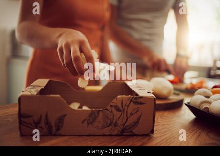 Cucina che cucinano, compost e ricicla spreco da verdure crude. Sostenibilità, biodegradabile e rifiuti alimentari per fertilizzanti naturali. Pasto biologico Foto Stock