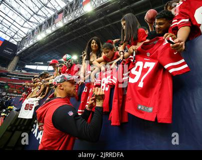 Houston, Texas, Stati Uniti. 25th ago, 2022. San Francisco 49ers Tight End George Kittle (85) firma autografi prima dell'inizio di un gioco di preason NFL tra i texani e la 49ers a Houston, Texas, il 25 agosto 2022. (Credit Image: © Scott Coleman/ZUMA Press Wire) Foto Stock