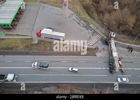 Vista aerea dell'incidente stradale con carrello ribaltato che blocca il traffico Foto Stock