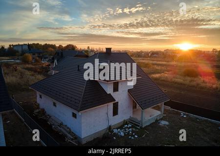 Vista aerea di casa incompiuta con pareti in calcestruzzo leggero aerato e telaio del tetto in legno rivestito con piastrelle metalliche in costruzione Foto Stock