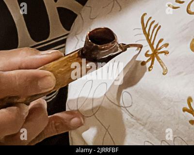 Giava, Indonesia, 13 giugno 2022 - Batik è una tecnica di tintura resistente alle cere applicata all'intero tessuto. Foto Stock