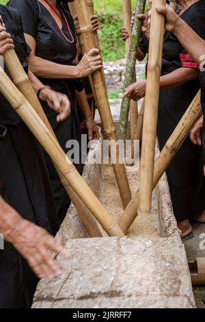 Gegendek è una musica creata dal suono di halu battuti contro il lisung. Foto Stock