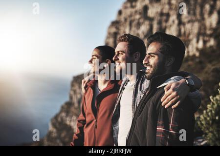 Non c'è niente di meglio della vista dall'alto, un gruppo di amici che ammirano la vista mentre si fa un'escursione in montagna. Foto Stock