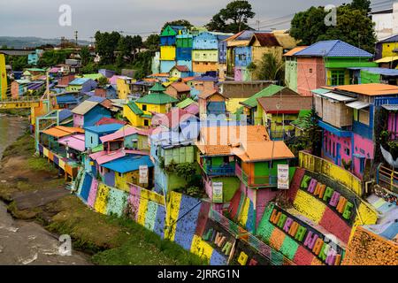 Java, Indonesia, 13 giugno 2022 - Malang Village di colore panoramica come visto dal ponte. Foto Stock