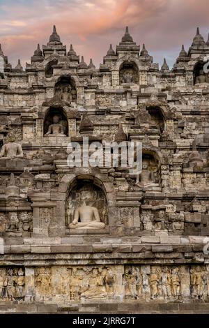 Java, Indonesia, 13 giugno 2022 - Tempio di Borobudur mostrato con più buddah seduti. Foto Stock