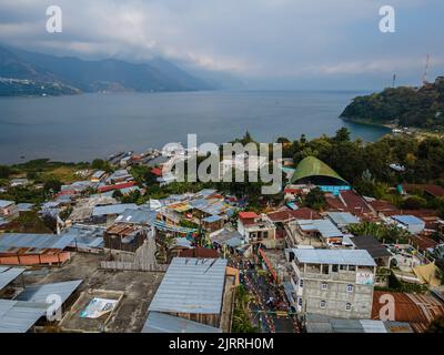 Bella vista aerea di San Juan la Laguna piccola città nel Guatemala Atitlan lago - Umbrella strade, persone colorate e turisti Foto Stock