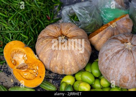 Assortimento di frutta e verdura fresca Foto Stock