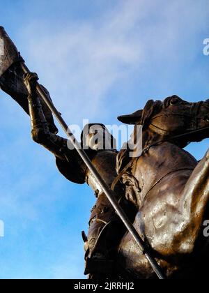 Statua drammatica di Giovanna d'Arco a cavallo con bandiera al monte Ballon de Servance dei Vosgi, Francia Foto Stock