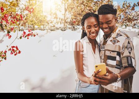 Felice, telefono e coppia entusiasta di prendere un selfie all'aperto con uno smartphone durante le vacanze o le vacanze. Amanti gioiosi di una videochiamata o di una condivisione di Foto Stock