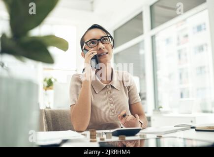 Finanza, rete telefonica e pianificazione rapporto di profitto finanziario con calcolatrice, monete e denaro in ufficio. Pensare donna d'affari che gestisce il futuro Foto Stock