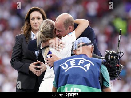 Foto del file datata 31/07/22 di Leah Williamson in Inghilterra con il Duca di Cambridge dopo la vittoria dell'Inghilterra sulla Germania nella finale UEFA Women's Euro 2022 al Wembley Stadium, Londra. La principessa di Galles è stata uccisa il 31 1997 agosto in un incidente stradale nel tunnel Pont de l'Alma a Parigi. Data di emissione: Venerdì 26 agosto 2022. Foto Stock