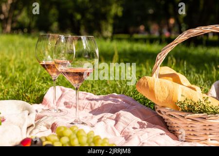 Bicchieri di vino in un picnic estivo Foto Stock