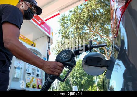 segna un passo storico nei tentativi dello stato di affrontare il cambiamento climatico. Le nuove regole mirano a costringere i costruttori automobilistici ad accelerare l'introduzione sul mercato di veicoli più puliti. Arriva dopo che il governatore Gavin Newsom ha fissato un obiettivo nel 2020 per accelerare il passaggio dai combustibili fossili. FOTO DEL FILE SCATTATA. 25th ago, 2022. 23 settembre 2020, Los Angeles, California, USA: Un uomo riempie la sua auto in una stazione di servizio a Los Angeles. Credit: Ringo Chiu/ZUMA Wire/Alamy Live News Foto Stock