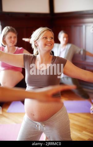 Fitness, donne incinte e wellness in studio facendo esercizio cardio nella comunità di gravidanza per le donne. Madre felice di essere con l'addome che fa pilates Foto Stock