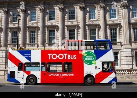 Tootbus Londra, autobus panoramico scoperto a Whitehall, Westminster, Londra, Regno Unito, fuori dall'ufficio del gabinetto. Filiale di RATP Dev Foto Stock