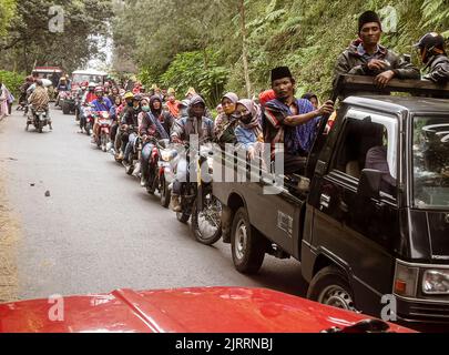 Indonesia, 13 2022 giugno - gli ingorghi di traffico rurale sia di automobili che di motocicli sono comuni in Indonesia. Foto Stock