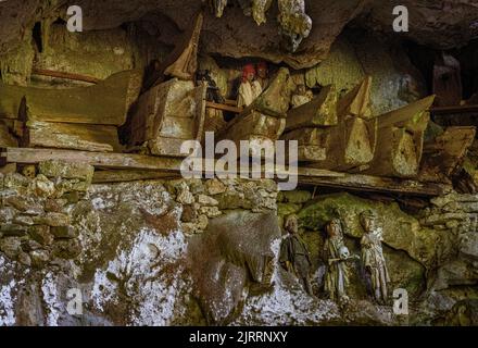 Indonesia, 13 2022 giugno - Londa Cave di sepoltura i caschetti sono ancora in piena vista. Foto Stock