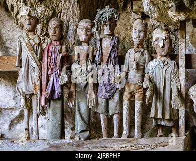 Indonesia, 13 2022 giugno - gli effigi in legno di Tau Tau nelle grotte di sepoltura londinesi custodischeranno per centinaia di anni i caschi dei morti. Foto Stock