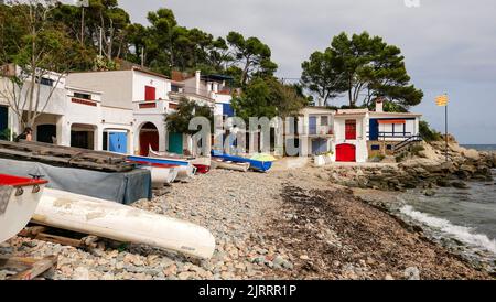 Spagna, Catalogna, Provincia di Girona, Palamos: La baia di ciottoli bianchi di la Cala s'Alguer, lunga 60 metri e larga solo 8 metri, sulla Costa Brava, w Foto Stock