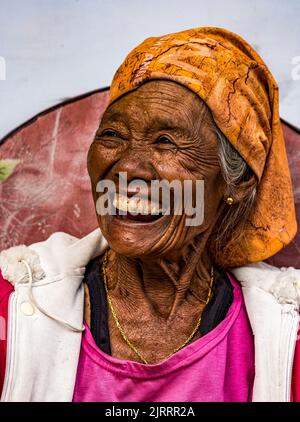 Indonesia, 13 2022 giugno - la vecchia donna smailes quando parla. Foto Stock