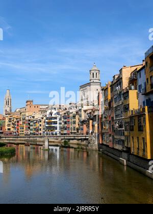 Spagna, Catalogna, Girona: Vecchie case tradizionali con facciate colorate sulle rive del fiume Onyar. Il suo centro storico ospita un edificio medievale Foto Stock