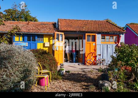 Isola “Ile d’Oleron” (al largo della costa della Francia centro-occidentale): Capanne colorate in le Chateau-d’Oleron capanne di vecchi allevatori di ostriche convertite in arte e. Foto Stock