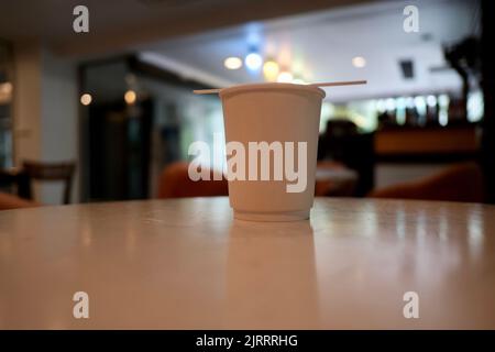 Tipico e moderno edificio degli uffici di Bangkok, caffetteria Tailandia Foto Stock