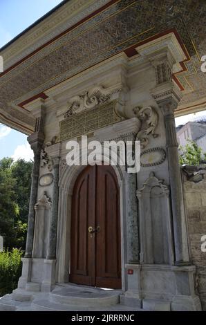 Porta della cucina della zuppa di Hagia Sophia, architettura ottomana, opere d'arte, porta storica, porte ottomane Foto Stock