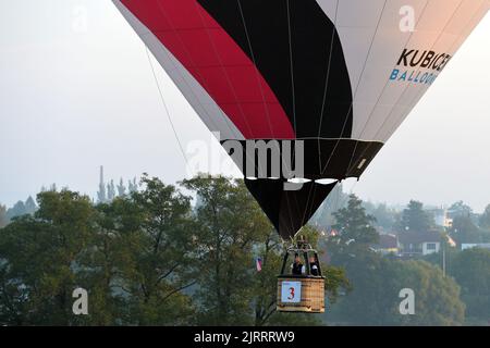 Jindrichuv Hradec, Repubblica Ceca. 26th ago, 2022. Le mongolfiere volano la mattina presto durante il campionato ceco fai Hot Air Balloon 24th a Jindrichuv Hradec nella regione della Boemia meridionale (140 chilometri a sud di Praga) nella Repubblica Ceca. Venticinque concorrenti di nove paesi partecipano all'evento. (Credit Image: © Slavek Ruta/ZUMA Press Wire) Foto Stock