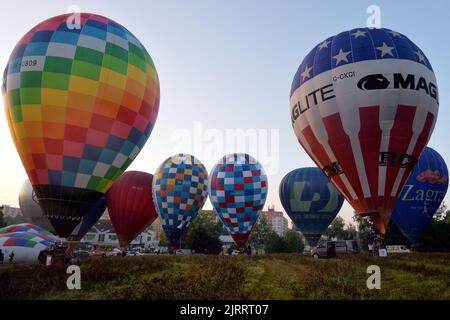 Jindrichuv Hradec, Repubblica Ceca. 26th ago, 2022. Le mongolfiere volano la mattina presto durante il campionato ceco fai Hot Air Balloon 24th a Jindrichuv Hradec nella regione della Boemia meridionale (140 chilometri a sud di Praga) nella Repubblica Ceca. Venticinque concorrenti di nove paesi partecipano all'evento. (Credit Image: © Slavek Ruta/ZUMA Press Wire) Foto Stock