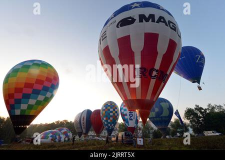 Jindrichuv Hradec, Repubblica Ceca. 26th ago, 2022. Le mongolfiere volano la mattina presto durante il campionato ceco fai Hot Air Balloon 24th a Jindrichuv Hradec nella regione della Boemia meridionale (140 chilometri a sud di Praga) nella Repubblica Ceca. Venticinque concorrenti di nove paesi partecipano all'evento. (Credit Image: © Slavek Ruta/ZUMA Press Wire) Foto Stock