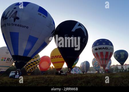 Jindrichuv Hradec, Repubblica Ceca. 26th ago, 2022. Le mongolfiere volano la mattina presto durante il campionato ceco fai Hot Air Balloon 24th a Jindrichuv Hradec nella regione della Boemia meridionale (140 chilometri a sud di Praga) nella Repubblica Ceca. Venticinque concorrenti di nove paesi partecipano all'evento. (Credit Image: © Slavek Ruta/ZUMA Press Wire) Foto Stock