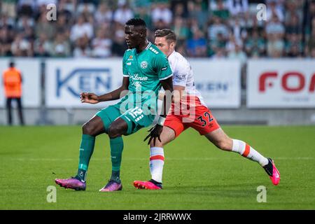 Viborg, Danimarca. 25th ago, 2022. Alassana Jatta (12) di Viborg FF e Conor Coventry (32) di West Ham visto durante la partita di qualificazione della UEFA Europa Conference League tra Viborg FF e West Ham all'Energi Viborg Arena di Viborg. (Photo Credit: Gonzales Photo/Alamy Live News Foto Stock