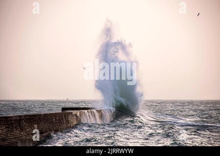 Ploemeur (Bretagna, Francia nord-occidentale): Onde che si infrangono sulla diga di Lomener durante una tempesta Foto Stock