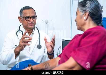 Consulenza medica donna anziana ricoverata in ospedale - concetto di trattamento medico, costruzione di fiducia e malattia mentale o terapia. Foto Stock