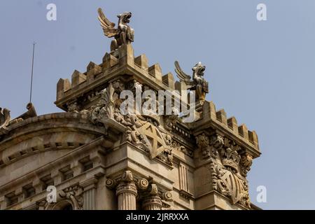 Un'inquadratura a bassa angolazione dell'edificio dell'autorità portuale di Barcellona, in Spagna, contro le palme Foto Stock