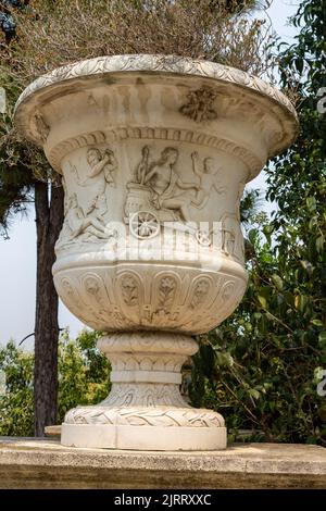 Uno scatto verticale di un vaso ornato nel Parco Montjuic, Barcellona, Spagna Foto Stock