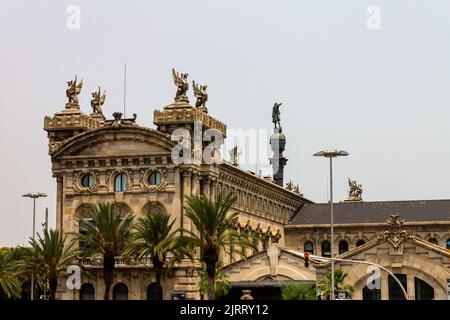 Una bella foto dell'edificio dell'autorità portuale a Barcellona, in Spagna, contro le palme Foto Stock