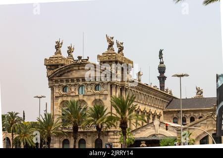 Una bella foto dell'edificio dell'autorità portuale a Barcellona, in Spagna, contro le palme Foto Stock