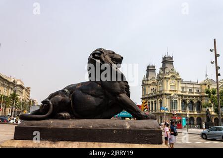 Un bellissimo scatto di una scultura di leone a Barcellona, Spagna Foto Stock