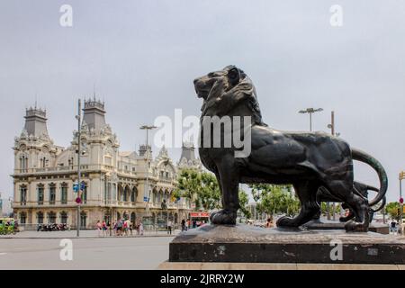 Un bellissimo scatto di una scultura di leone a Barcellona, Spagna Foto Stock