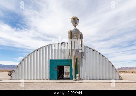 Hiko, USA - 2 giugno 2022: L'Alien Research Center è un negozio di articoli da regalo a tema extraterrestre sulla Nevada state Rt. 375. Qui una scultura aliena di metallo alta Foto Stock