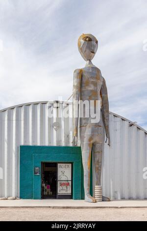 Hiko, USA - 2 giugno 2022: L'Alien Research Center è un negozio di articoli da regalo a tema extraterrestre sulla Nevada state Rt. 375. Qui una scultura aliena di metallo alta Foto Stock
