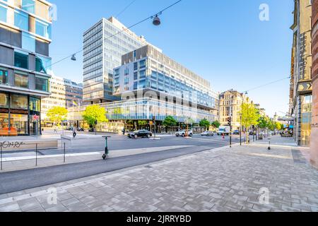 STOCCOLMA, SVEZIA - 11 GIUGNO 2022: Via Klarabergsgatan e centro dei trasporti pubblici nel centro di Stoccolma, Svezia Foto Stock