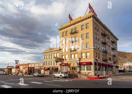 Tonopah, USA - 2 giugno 2022: Vecchio storico hotel, casinò e bar Mizpah nella vecchia città mineraria Tonopah. Foto Stock