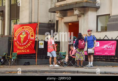 Londra, Regno Unito. 26th agosto 2022. Picket al Mount Pleasant Mail Centre, migliaia di dipendenti della Royal Mail e degli uffici postali in tutto il Regno Unito iniziano il loro sciopero sulla retribuzione. Credit: Vuk Valcic/Alamy Live News Foto Stock